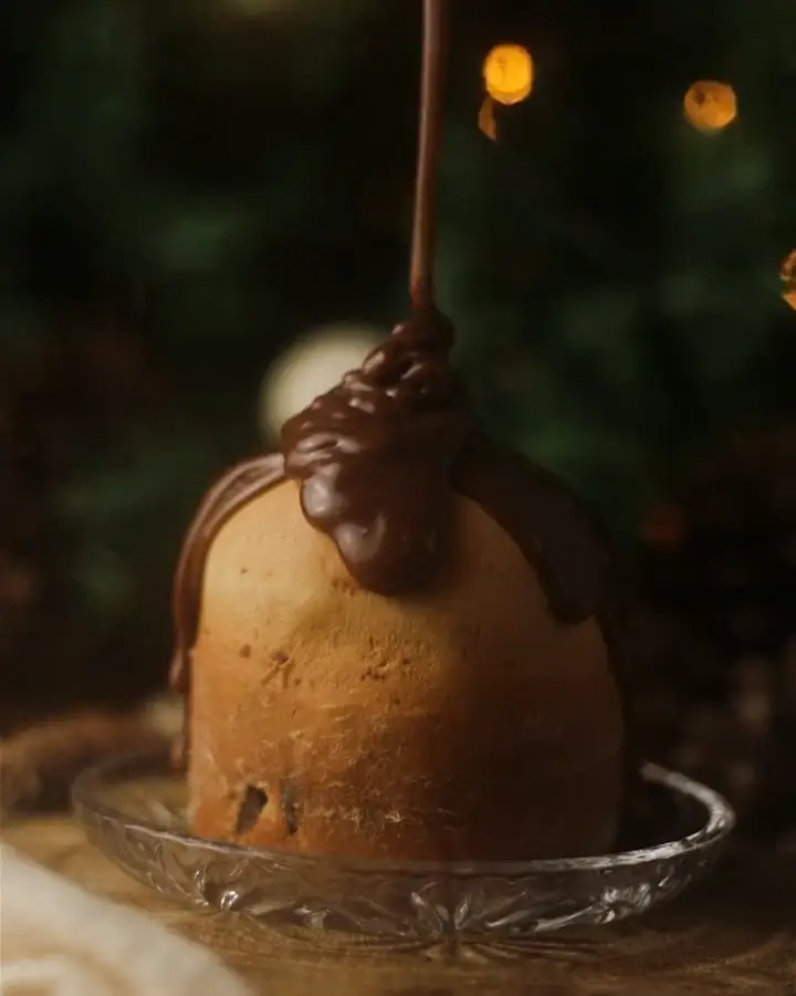 Calda de chocolate caindo sobre um bolo
